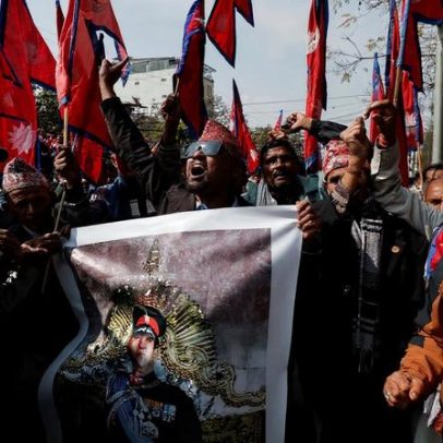 Monarquistas protestam em apoio ao ex-rei enquanto Nepal segue para eleição