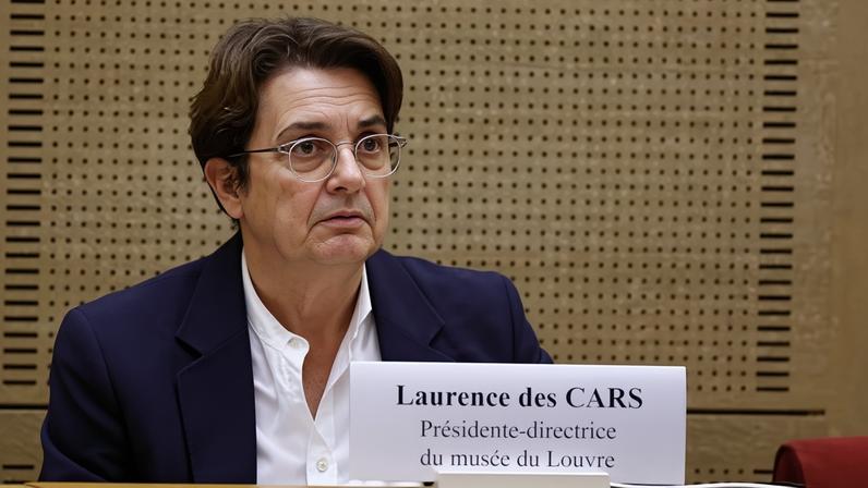 Laurence des Cars, en rueda de prensa, después del robo de octubre del año pasado en el Louvre.
