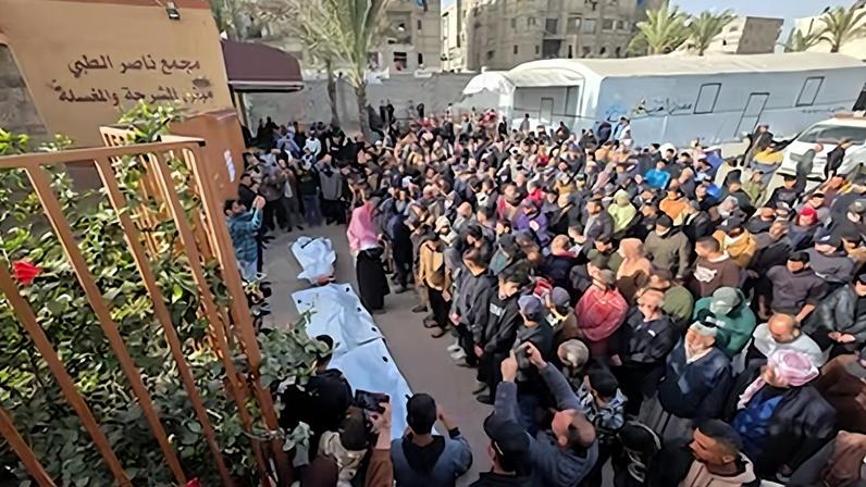 Funeral este domingo por varios gazatíes que murieron por un ataque israelí en Jan Yunis.