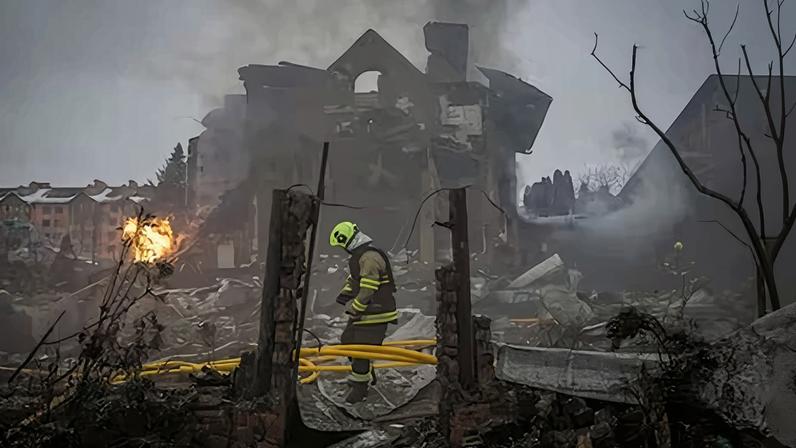 Trabajadores de Emergencias, en un edificio de Kiev, tras un ataque ruso este domingo.