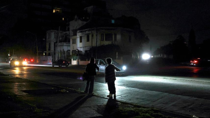 Personas intentan conseguir transporte en La Habana, el 15 de enero.