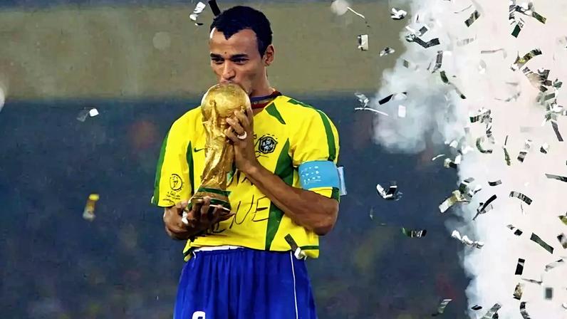 Cafu em seu tempo de Capitão da Seleção Brasileira (Foto: AFP)