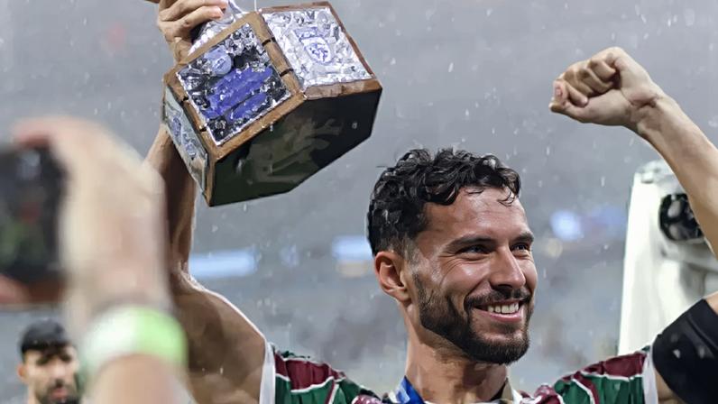 Martinelli com o trófeu da Taça Guanabara (Foto: Leonardo Brasil/Fluminense)