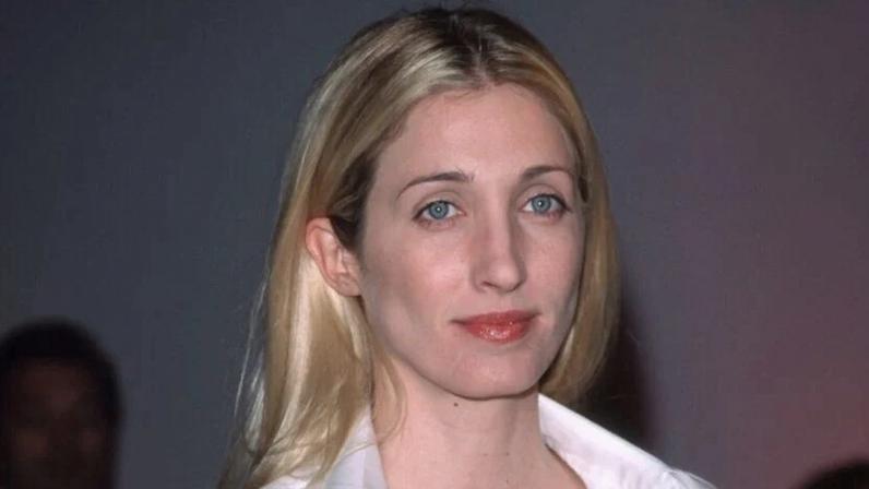 Carolyn Bessette-Kennedy morreu aos 33 anos, em 1999, em um acidente aéreo ao lado de John F. Kennedy Jr. e de sua irmã