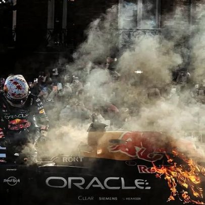 Carro da Red Bull da F1 pega fogo em evento de exibição
