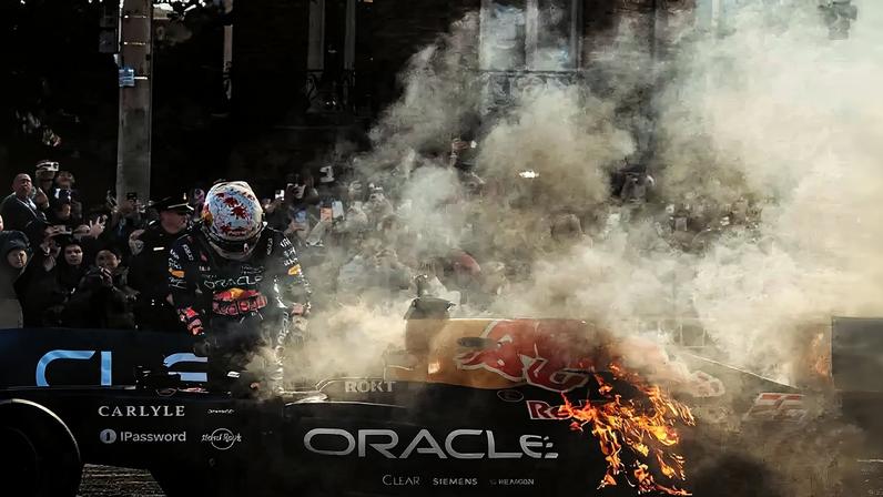 Carro de Yuki Tsunoda, da Red Bull, pega fogo em evento de exibição (Foto: Reprodução X/@BlogFormula1)