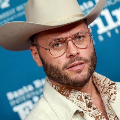 Charley Crockett cancela turnê no Canadá após negativa de entrada por condenação