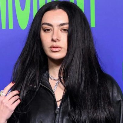 Charli XCX nega conhecimento sobre afterparty de The Moment ligada à Rússia