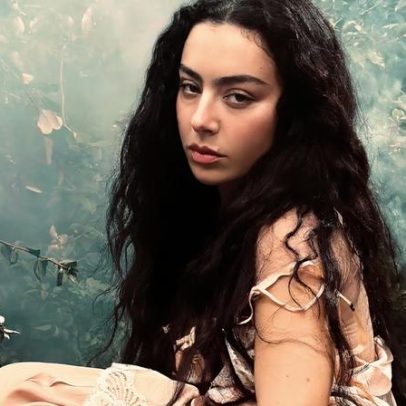 Álbum 'Wuthering Heights' de Charli XCX tem pegada Brat-Goth