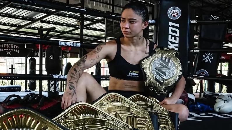 Cinturões de Allycia Rodrigues, do muay thai (Foto: Reprodução Instagram/@allycia_phuketfightclub)