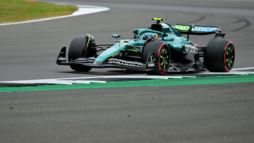 Espanhol Fernando Alonso, da Aston Martin, no treino classificatório para o GP da Inglaterra na F1 (foto: Andrej ISAKOVIC / AFP)