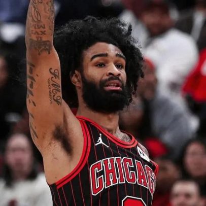 Bulls e Hornets trocam por Coby White