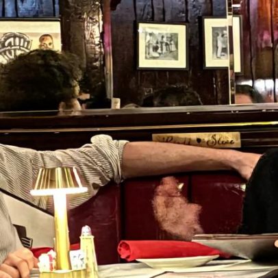 Atores Connor Storrie e François Arnaud alimentam rumores de romance após jantar