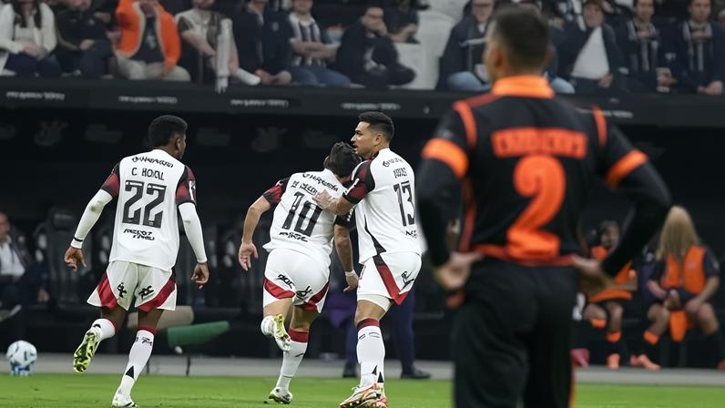 O Flamengo venceu o Corinthians na Neo Química Arena pelo Brasileiro de 2025, no último duelo entre os dois