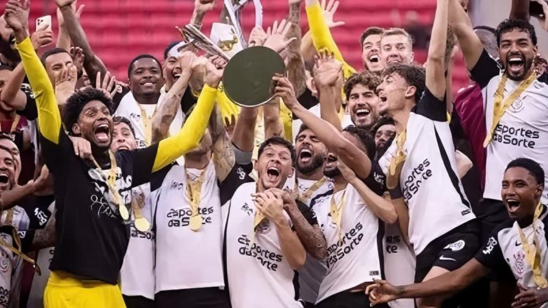 Elenco do Corinthians ergue a taça da Supercopa do Brasil