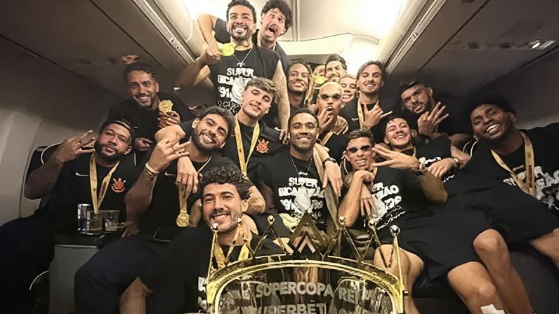 Time do Corinthians após vitória na Supercopa