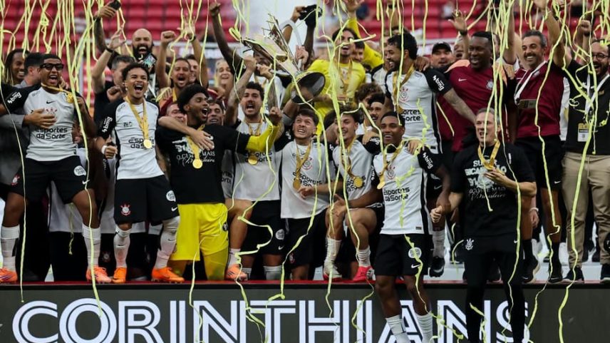 Jogadores do Corinthians comemoram titulo da Supercopa Rei (Foto: Mateus Bonomi/AGIF/Gazeta Press)