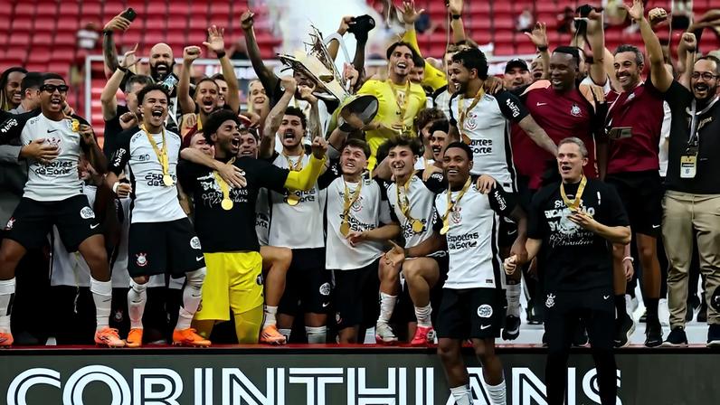 Jogadores do Corinthians comemoram título de campeão da Supercopa do Brasil (Foto: Mateus Bonomi/AGIF/Gazeta Press)