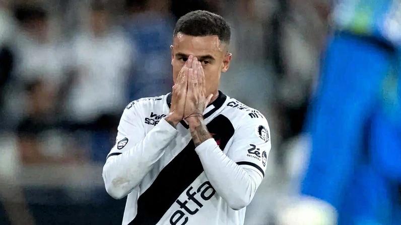 Coutinho jogador do Vasco lamenta durante partida contra o Botafogo (Foto: Jorge Rodrigues/AGIF/Gazeta Press)