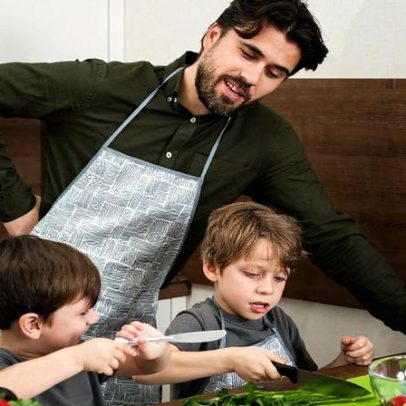 Ensinar tarefas domésticas forma crianças e adolescentes mais independentes