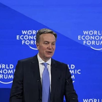 Presidente do Fórum Econômico de Davos renuncia após vínculos com Epstein