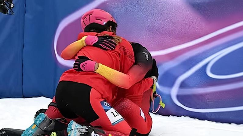 Ana Alonso y Oriol Cardona Coll celebran la medalla de bronce en la prueba de relevos mixtos de skimo.