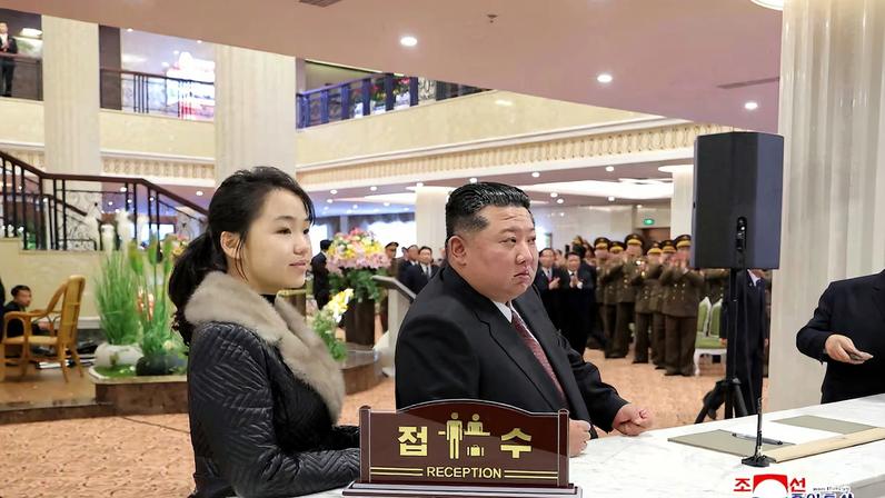 El líder norcoreano Kim Jong-un, junto a su hija Kim Ju-ae, en un centro hotelero de Samjiyon, en una imagen distribuida el pasado 20 de diciembre.