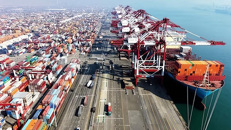 Un buque de carga atracado en el puerto de Qingdao (China) el 14 de febrero.