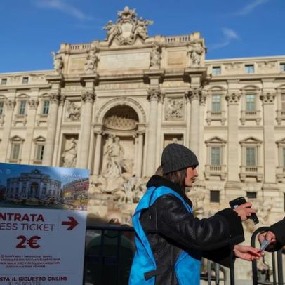 Roma institui taxa de acesso à Fonte de Trevi para reduzir moedas lançadas