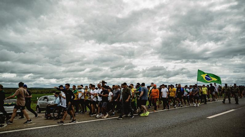 Caminhada da Liberdade foi acumulando adesão ao longo do trajeto. Inspirado pelo movimento, grupo percorre o Sul do país em protesto contra o Supremo Tribunal Federal (STF) e em apoio ao ex-presidente Bolsonaro (PL). (Foto: Vitor Liasch/ Gabinete do vereador Lucas Pavanato)