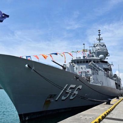 Navio de guerra australiano atravessa Estreito de Taiwan, monitorado pela China