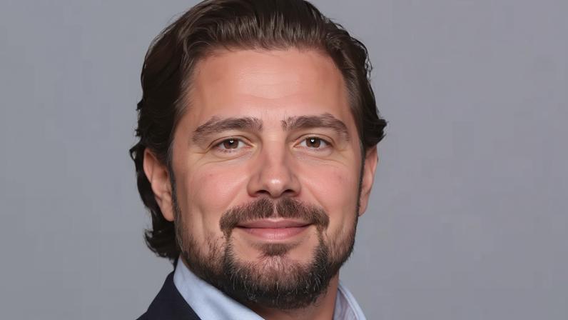 Quem é Daniel Vorcaro, preso na operação que liquidou o Banco Master. (Foto: Gurometal/Wikimedia Commons)