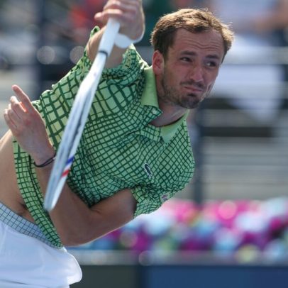 Medvedev vence Wawrinka e avança às quartas em Dubai pelo 4º ano consecutivo