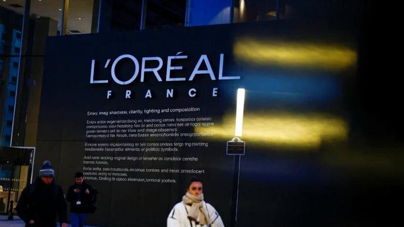 Pessoas passam pela fachada da loja do grupo francês de cosméticos L'Oreal, na França.