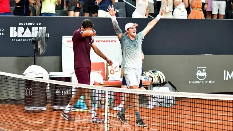 Melo (de braços erguidos) comemora vitória na duplas do Rio Open