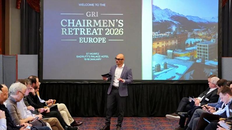 Em pé, Gustavo Favaron, brasileiro que é CEO do GRI Institute, organizador do encontro que reuniu alguns do principais executivos de real estate do mundo, na Suíça