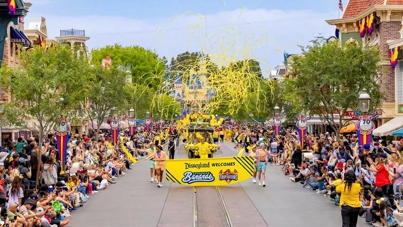 O primeiro Savannah Bananas Day levou o time de beisebol viral ao parque durante sua turnê mundial