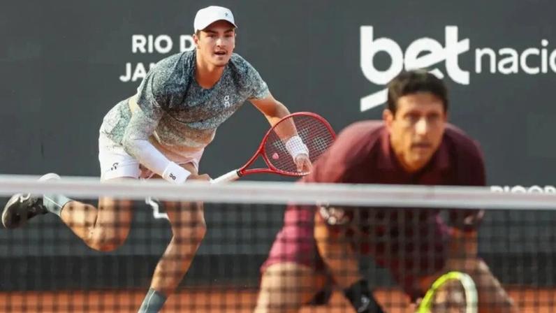João Fonseca (ao fundo) e Marcelo Melo estão (à frente) estão invictos no Rio Open