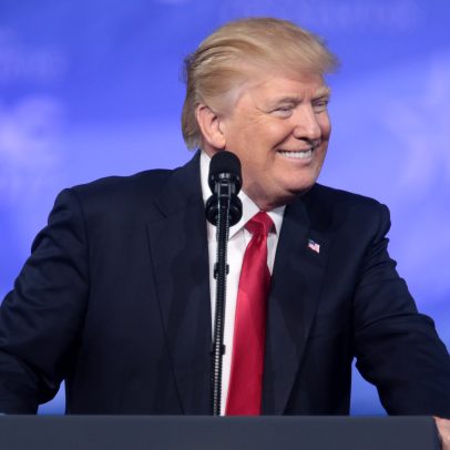 Trump ameaça ataques maiores e mais fortes caso acordo com Irã falhe