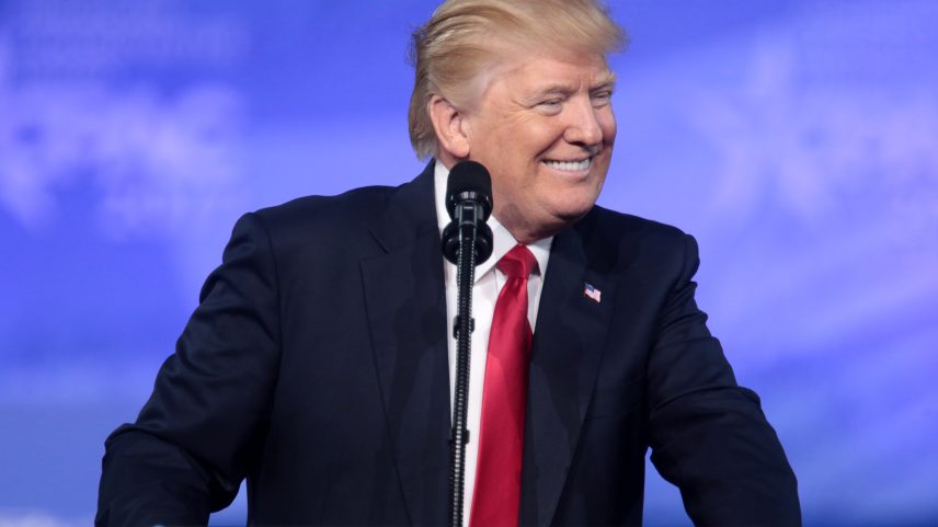 Trump ameaça ataques maiores e mais fortes caso acordo com Irã falhe