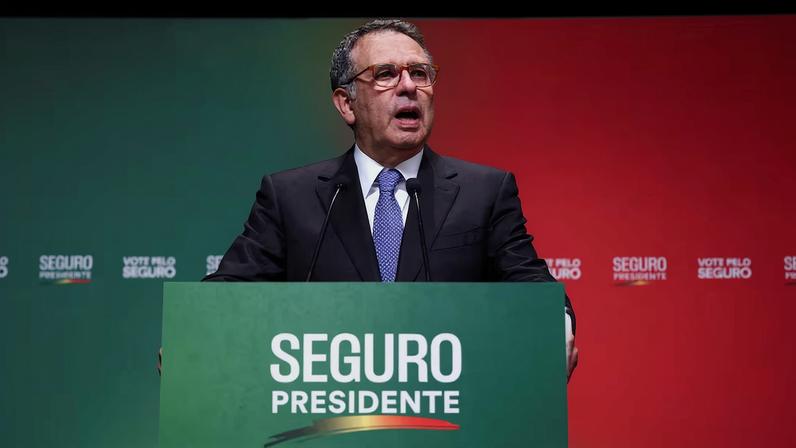 Portuguese presidential candidate Seguro delivers speech after leading the first round of presidential election, in Caldas da Rainha