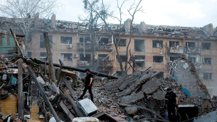 Police officers inspect the site of a building hit by a Russian ballistic missile strike, amid Russia's attack on Ukraine, in Kyiv, Ukraine April 24, 2025. REUTERS/Valentyn Ogirenko/File Photo