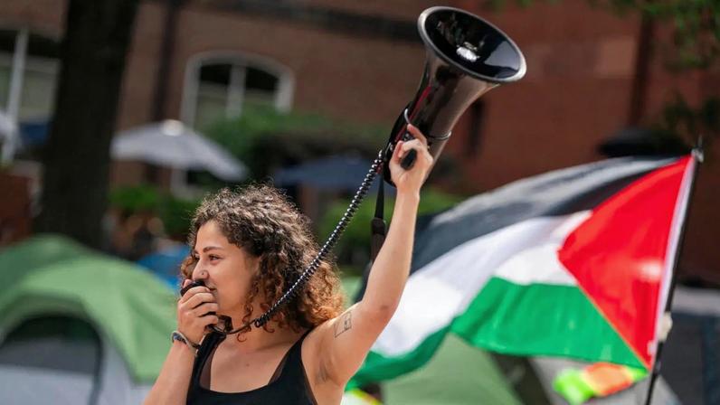 Manifestante pró-Palestina em ato no campus da Universidade George Washington, nos Estados Unidos. (Foto: EFE/EPA/NEIL HALL)
