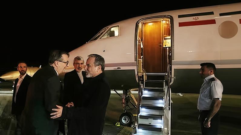 El ministro de Asuntos Exteriores iraní, Abbas Aragchi, a su llegada a Ginebra este jueves para la última ronda de conversaciones entre Irán y Estados Unidos con la mediación de Omán.