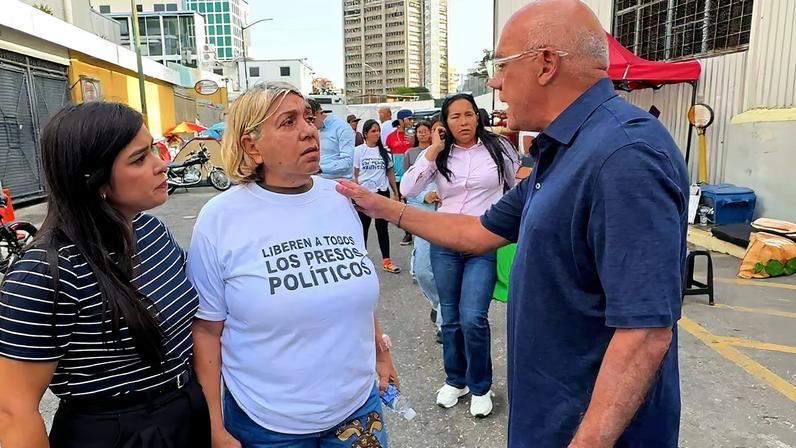 Jorge Rodríguez habla con familiares de presos políticos, fuera del Centro de detención Zona 7, en Caracas , este viernes.