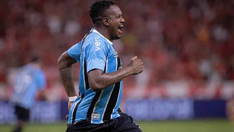 Edenilson comemora gol pelo Grêmio em Gre-Nal (Foto: Maxi Franzoi / Agif / Gazeta Press)