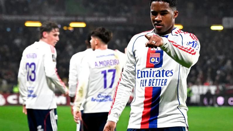 Endrick pisca e aponta para frente ao comemorar gol em goleada do Lyon (Foto: Christopher Verhaegen / AFP)