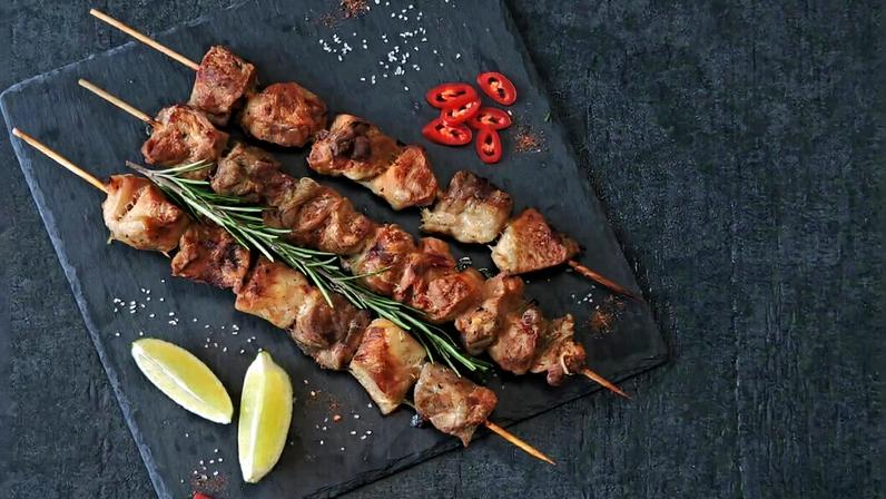 Espetinho de carne (Imagem: Oksana_Shyriaieva | Shutterstock)