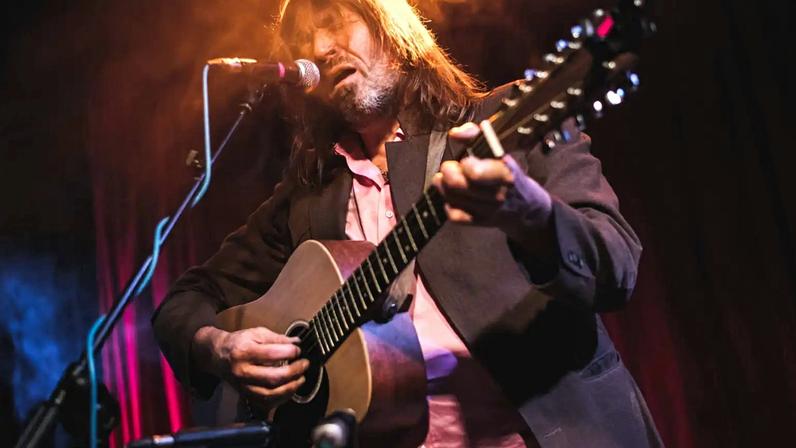 MADRID, SPAIN - NOVEMBER 06: Evan Dando performs on stage at El Sol on November 06, 2024 in Madrid, Spain. (Photo by Mariano Regidor/Redferns)