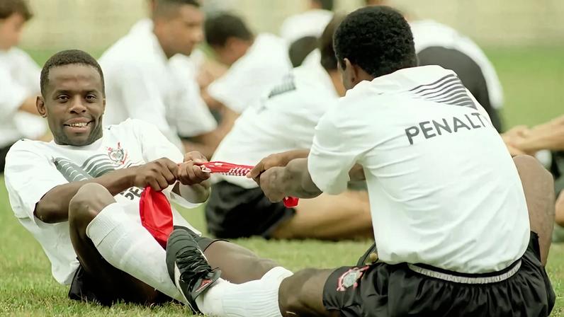 Ezequiel em ação pelo Corinthians no início dos anos 1990, período em que se consolidou como volante titular do clube. (GazetaPress/Acervo)
